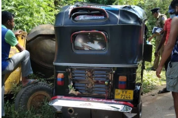 பாடசாலை மாணவர்களை ஏற்றிச் சென்ற முச்சக்கரவண்டி விபத்து: மாணவரொருவர் பலி