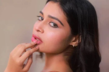 அரையும் குறையுமாக இப்படியொரு போஸ்!! உச்கட்ட கவர்ச்சியில் நடிகை தர்ஷா குப்தா..