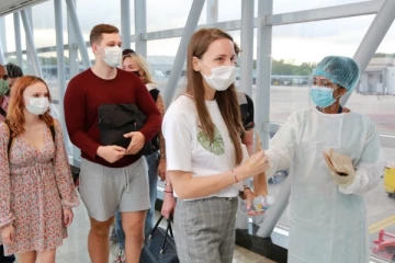 மோசமான கட்டத்தில் நாடு;  இலங்கைக்குள்  நுழைந்த  சுற்றுலாப் பயணிகள்