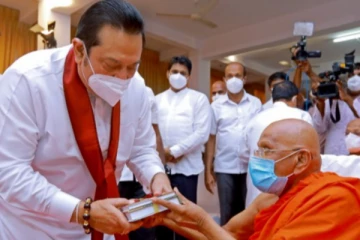 தொடர்ந்தும் இப்படி அனுமதிக்கவே முடியாது! மகிந்தவின் நெற்றிக்கு நேரே கடும் சீற்றமடைந்த தேரர்