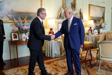 அரசு அமைக்க அழைப்பு விடுத்த மன்னர்: முறைப்படி பிரதமரானார் கெய்ர் ஸ்டார்மர்