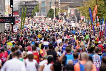 லண்டன் மாரத்தான் போட்டியில் அரங்கேறிய சோகம்: வெற்றி இலக்கிற்கு அருகில் சுருண்டு விழுந்த நபர்