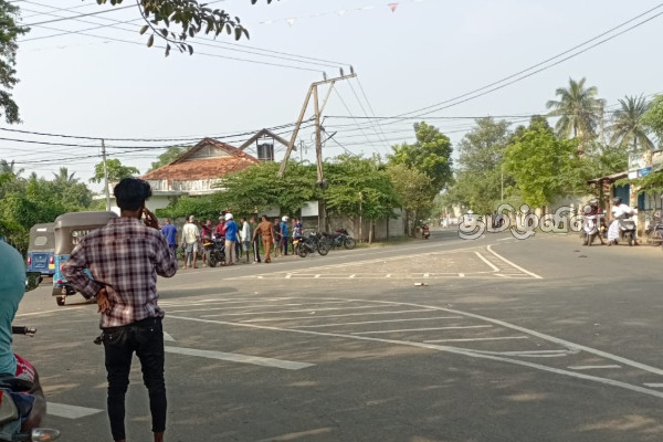 யாழ். விளான் சந்தியில் இரு குழுக்களிடையே மோதல் - இருவர் வைத்தியசாலையில் | Jaffna Clash Between Two Groups Two People Injured