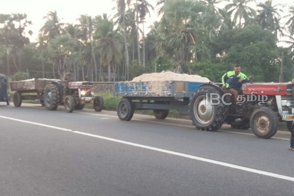 சட்டவிரோத மணல் ஏற்றிச்சென்ற உழவு இயந்திரங்கள் பறிமுதல் | Police Seized Two Plows Used Illegal Sand Mining சட்டவிரோத மணல் ஏற்றிச்சென்ற உழவு இயந்திரங்கள் பறிமுதல் | Police Seized Two Plows Used Illegal Sand Mining