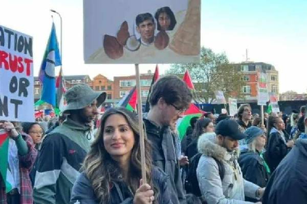 Rishi Sunak, Coconut… Seorang wanita London bermasalah dengan spanduk saat demonstrasi pro-Palestina