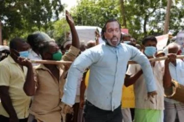 மகிந்தானந்தவின் உருவப் பொம்மையை தீயிட்டு கொளுத்திய விவசாயிகள்: அதிரும் இலங்கை