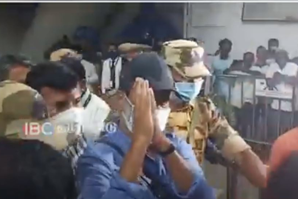 சென்னை திரும்பிய நடிகர் ரஜினி! தெய்வமே என விமான நிலையத்தை தெறிக்க விட்ட ரஜினி ரசிகர்கள்! | Rajini Chennai Arrive From America