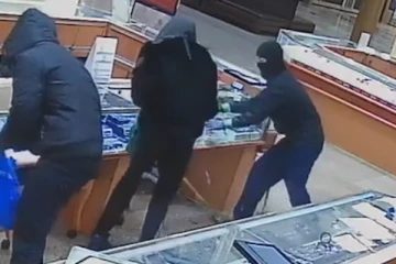 கனடாவில் நகைக் கடையில் கொள்ளை; 5 பேரை தேடும் பொலிஸார்!