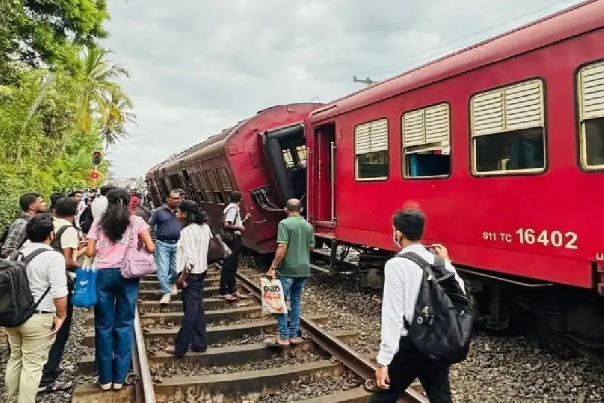 சாகரிக்கா ரயிலின் சாரதி உட்பட நால்வர் பணி இடைநீக்கம் | Four Suspended From Duty Including Sagarika Train