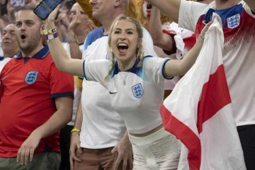 மரண தண்டனை விதிக்கப்படலாம்! கத்தார் உலகக் கோப்பையில் கவர்ச்சி ஆடை அணிந்த இங்கிலாந்து ரசிகைக்கு எச்சரிக்கை