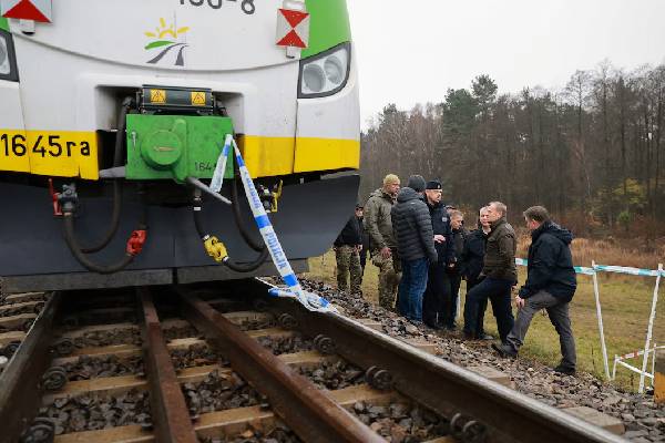 போலந்தில் ரயில் தண்டவாளத்தில் குண்டுவெடிப்பு: பிரதமர் எழுப்பிய சந்தேகம் | Blast On Rail Act Of Sabotage போலந்தில் ரயில் தண்டவாளத்தில் குண்டுவெடிப்பு: பிரதமர் எழுப்பிய சந்தேகம் | Blast On Rail Act Of Sabotage