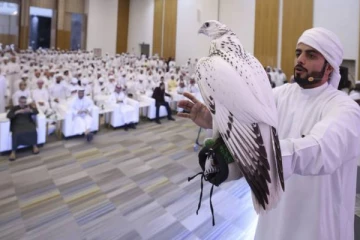 அபுதாபியில் 1 மில்லியன் டொலருக்கு ஏலம் போன அபூர்வ பருந்து!