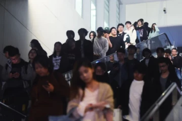 அழகானவர்களா? அய்யோ.. தள்ளியே இருங்க..மாணவர்களுக்கு எச்சரிக்கை விடுத்த நாடு!