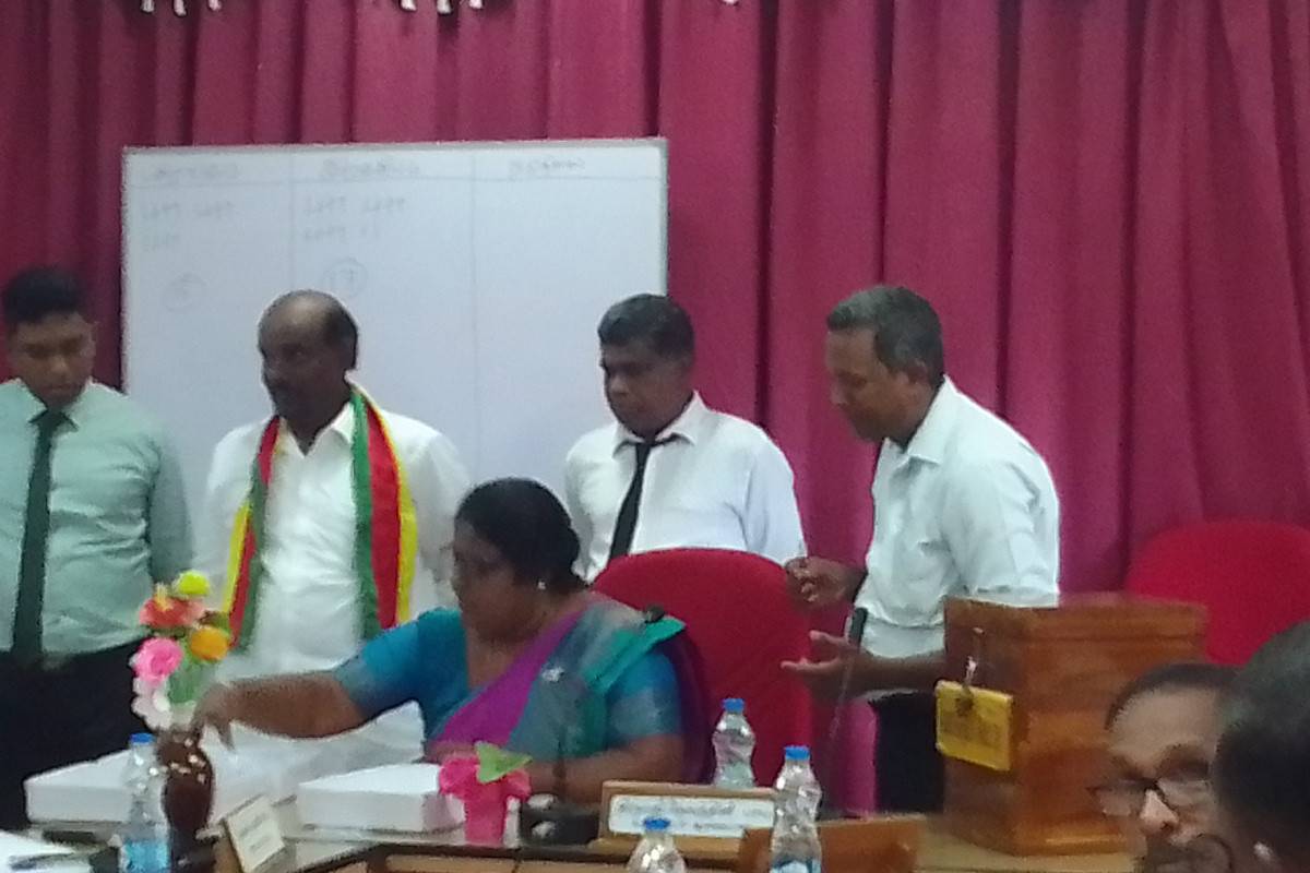 சபை உறுப்பினர்களால் விமர்சிக்கப்படும் கரவெட்டி பிரதேச சபை தவிசாளர்.. நிர்வாகத்திறன் அற்றவரா! | Karavetti Chairman Incompetent Members Criticize சபை உறுப்பினர்களால் விமர்சிக்கப்படும் கரவெட்டி பிரதேச சபை தவிசாளர்.. நிர்வாகத்திறன் அற்றவரா! | Karavetti Chairman Incompetent Members Criticize