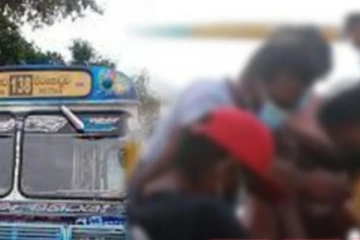 නගරයක් උණුසුම් කළ බස් ගැටුම - බරපතළ තුවාල ලබා පිරිසක් රෝහලේ