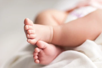 இறந்த குழந்தையுடன்  போராடும் அமெரிக்க தம்பதி; காரணம் என்ன தெரியுமா?