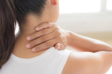 கழுத்து வலியால் அவதியா? இதனை குறைக்க இந்த பயிற்சியை மறக்கமால் செய்து வாருங்க!