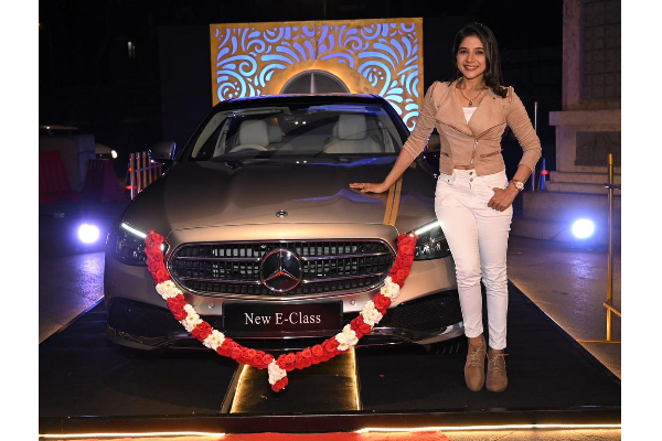 புதிய கார் வாங்கிய பிக்பாஸ் புகழ் நடிகை சாக்ஷி அகர்வால்- காருடன் நடிகை கொடுத்த போஸ் | Sakshi Agarwal Buys New Car