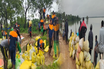 புதுமுறிப்பு குளத்தை சீர் செய்யும் நடவடிக்கையில் இராணுவத்தினர் (Photos)