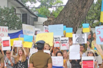 යුක්‍රේන් රුසියා අර්බුදයට ශ්‍රීලංකාවත් මැදිහත් වෙයි..? අද මෙරට  සිදු වූ දේ.. (PHOTOS)