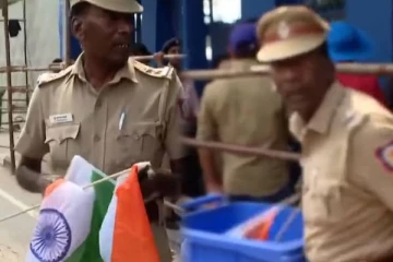 தேசியக் கொடியை குப்பையில் போட முயன்ற காவல் அதிகாரி - அதிரடி காட்டிய ஆணையர்!