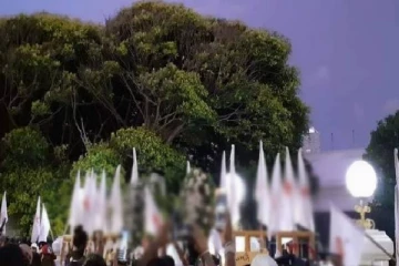 வெள்ளைக் கொடிகளுடன் அலரி மாளிகை முற்றுகை (படங்கள்)