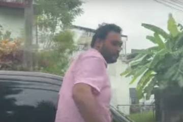 "என்னை அடிக்காதே எனக்கு குழந்தை உள்ளது..." - போராட்டக்காரர் மீது தாக்குதல் (காணொளி)