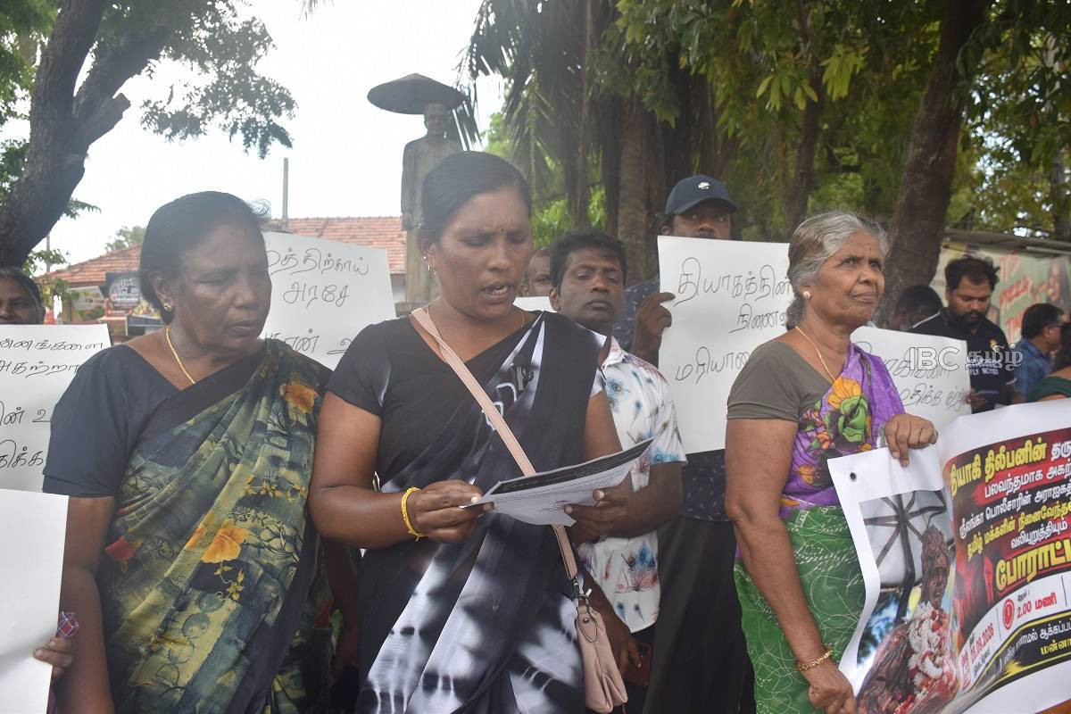 திலீபனின் சிலை அகற்றப்பட்டமைக்கு எதிர்ப்பு தெரிவித்து நல்லூரில் வெடித்தது போராட்டம் | Protest Nallur Against Removal Thileepan S Statue திலீபனின் சிலை அகற்றப்பட்டமைக்கு எதிர்ப்பு தெரிவித்து நல்லூரில் வெடித்தது போராட்டம் | Protest Nallur Against Removal Thileepan S Statue