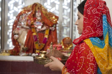 பெண்கள் கவனத்திற்கு.. குடும்பத்தில் பிரச்சனை தீர இந்த முறையில் வழிபாடு செய்யுங்கள்