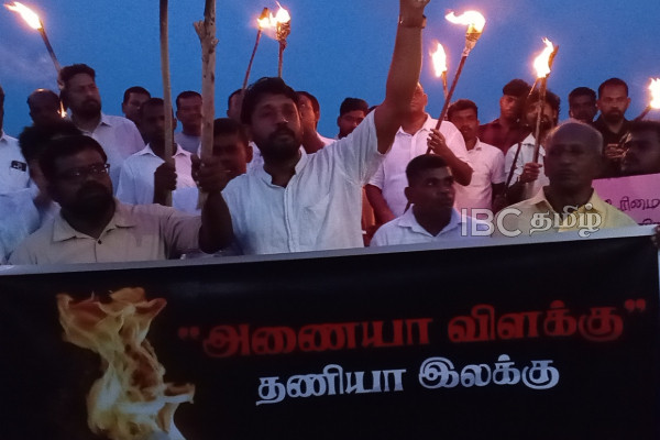 செம்மணியில் புதைக்கப்பட்ட குடும்பங்கள் - தீப்பந்தங்களை ஏந்தி போராட்டத்திற்கு ஆதரவு | Tamils Launch Protest Demanding Justice Chemmani