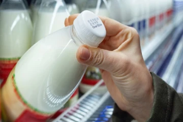 அச்சுறுத்தும் பறவைக் காச்சல்; கறந்த பால் விற்பனைக்கு அமெரிக்கா தடை