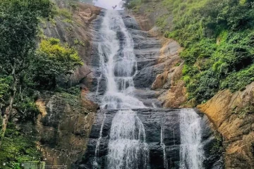 பிரபல பாடசாலை மாணவர் நீர்வீழ்ச்சியில் தவறி விழுந்து பலி
