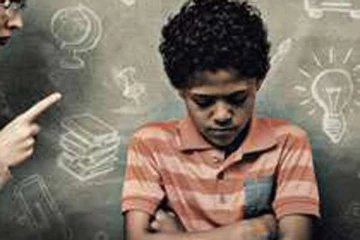 தலைவலியில் துவண்ட மாணவன் மீது ஆசிரியர் மூர்க்கத்தனமாக தாக்குதல்