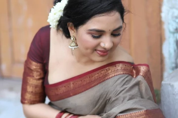 நடிகை ஸ்ருஷ்டி சேலையில் வேற லெவல் போஸ்