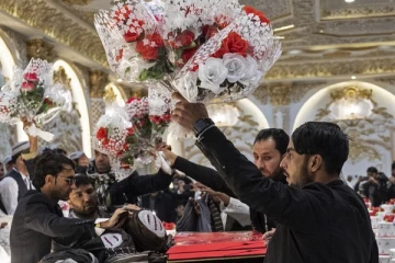 பொருளாதார மந்த நிலை; 50 ஜோடிகளுக்கு ஒரே நேரத்தில் திருமணம்; ஆச்சர்யத்தை ஏற்படுத்திய சம்பவம்