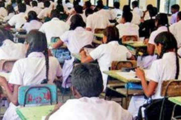 பரீட்சை நிலையத்தில் விடை கூறிய ஆசிரியருக்கு நேர்ந்த கதி