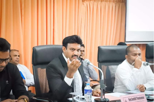மட்டக்களப்பில் முக்கிய கூட்டத்தில் கதிரையால் வெடித்த சர்ச்சை! பெருந்தன்மையாக நடந்துக்கொண்ட ஆளுநர்(Video) | Batticaloa Dcc Meeting Senthil Thondaman
