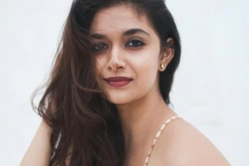 அழகிய சிரிப்புடன் காரில் ஏறி செல்லும் நடிகை கீர்த்தி சுரேஷ்.. இணையத்தில் பரவும் வீடியோ