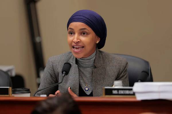 சகோதரருடன் திருமணம்... நாடுகடத்தப்படும் நெருக்கடியை எதிர்கொள்ளும் பெண் அரசியல்வாதி | Pressure Mounts On Ilhan Omar சகோதரருடன் திருமணம்... நாடுகடத்தப்படும் நெருக்கடியை எதிர்கொள்ளும் பெண் அரசியல்வாதி | Pressure Mounts On Ilhan Omar