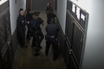 அமெரிக்காவில் பிளாஸ்ட்டிக் ஸ்பூன் வைத்திருந்தவர் சுட்டுக் கொலை