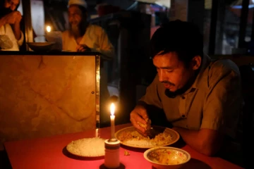 கடும் பொருளாதார நெருக்கடி ;இருளில் மூழ்கும் அபாயத்தில் வங்கதேசம்!
