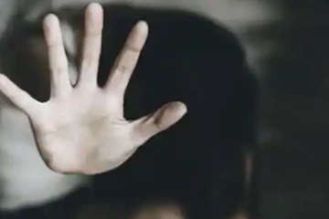 ஓடும் காரில் தாயும், மகளும் கூட்டு பாலியல் வன்கொடுமை.. அதிர்ச்சி சம்பவம்!