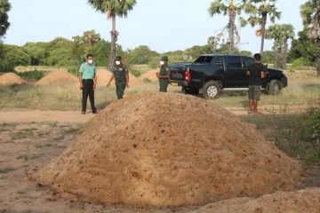 கிளிநொச்சியில் தொடரும் சட்டவிரோத மணல் அகழ்வு ; பிரதேச மக்கள் கடும் விசனம்