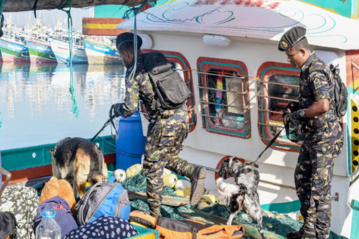 நடுக்கடலில் ஹெரோயினுடன் சிக்கிய படகு! பின்னணி தொடர்பில் கடத்தல்காரர்களிடம் தீவிர விசாரணை | Boat Stuck With Heroin In The Middle Of The Ocean