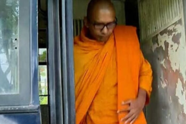 எங்கள் அங்கிகள் கழறும் வரை பொலிஸார் எம்மை தாக்கினார்கள்! கஸ்ஸப தேரர் பகிரங்க குற்றச்சாட்டு | Balangoda Kassapa Thero Says At A Media Conference