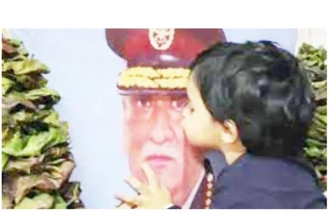 முப்படை தலைமை தளபதி பிபின் ராவத் உருவப்படத்திற்கு முத்தமிட்டு அஞ்சலி செலுத்திய குழந்தை