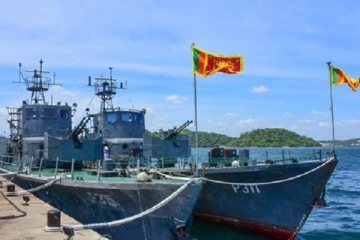 கரைக்கு அழைத்து வரப்பட்ட மீனவர்கள்