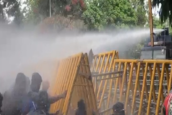 மலம் கலந்த நீர் மூலம் அடக்கப்படும் போராட்டங்கள் | Protests Are Thrown With Water Mixed Excrement