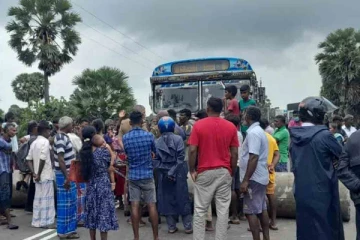 மன்னாரில் வெள்ள நீரை வெளியேற்றக் கோரி போராட்டம்