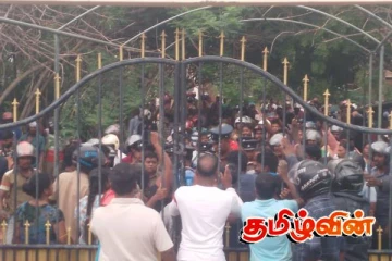 நிவாரணங்களை வழங்க கோரி பிரதேச செயலகத்தை முற்றுகையிட்ட மக்கள்